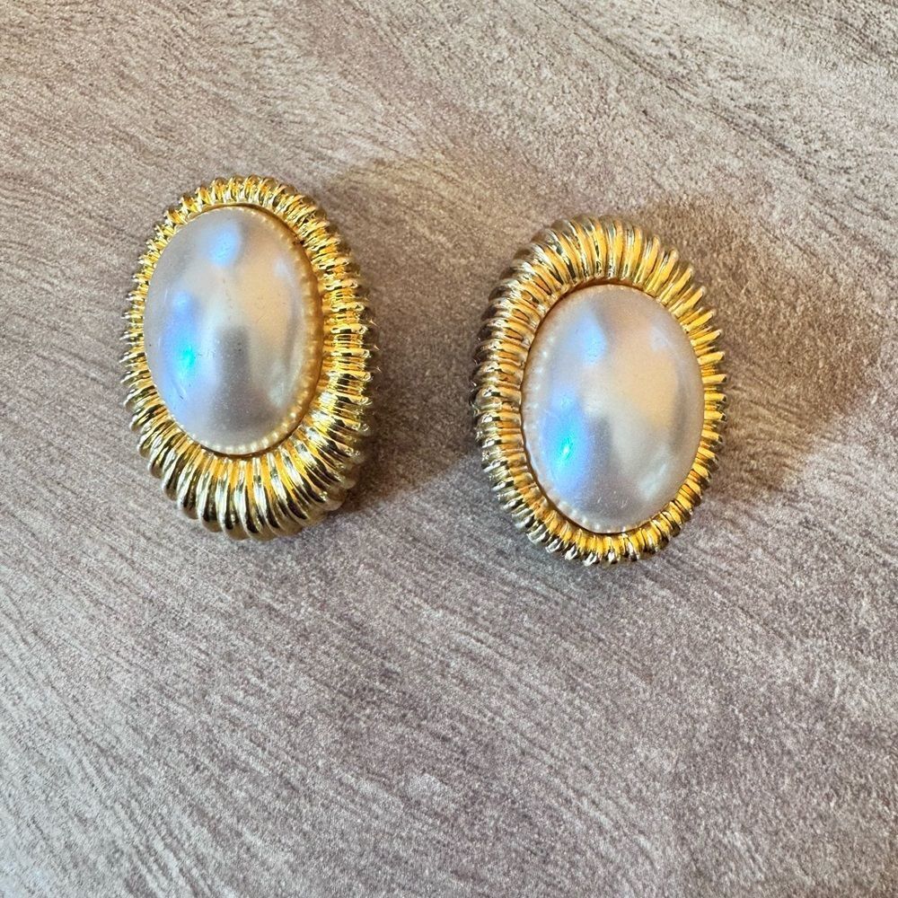Faux Pearl Gold Tone Clip On Earrings 80s Classic Classy Nuetral Old Money